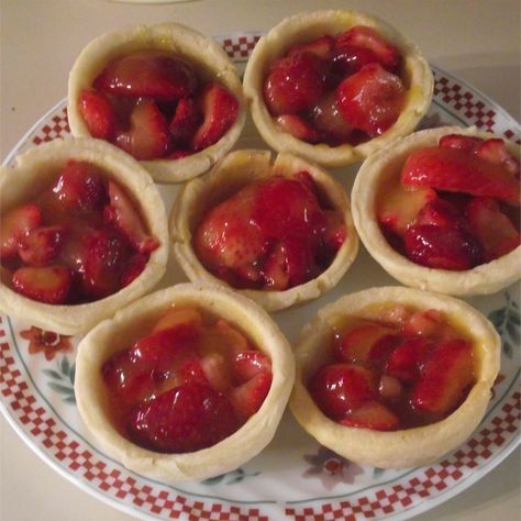 Strawberry Tarts Strawberry Tart Recipe, Strawberry Tartlets, Rhubarb Crunch, Strawberry Tarts Recipe, Strawberry Tarts, Crunch Recipe, Tarts Recipe, Apple Glaze, Sliced Strawberries