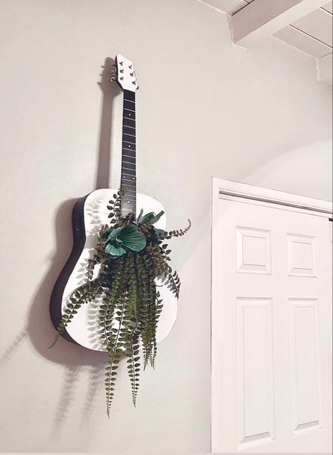 Guitar Planter, Acoustic Guitar Art, Guitar Decorations, Planter Decor, Guitar Diy, Boho Nails, Guitar Room, Upcycled Home Decor, Guitar Art