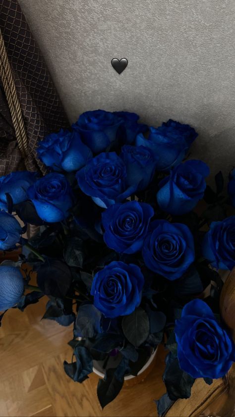 Roses Bouquet Gift, Blue Roses Wallpaper, Luxury Flower Bouquets, Dark Blue Flowers, Blue Flower Wallpaper, Boquette Flowers, Flower Gift Ideas, Flowers Wallpapers, Glitter Flowers