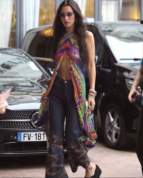 Bella Hadid Sneakers, Pride Aesthetic Outfits, Movie Fashion Outfits, Bela Hadid, Street Style 2022, Composition Ideas, Bella Hadid Street Style, Venus Fashion, Baby Bells