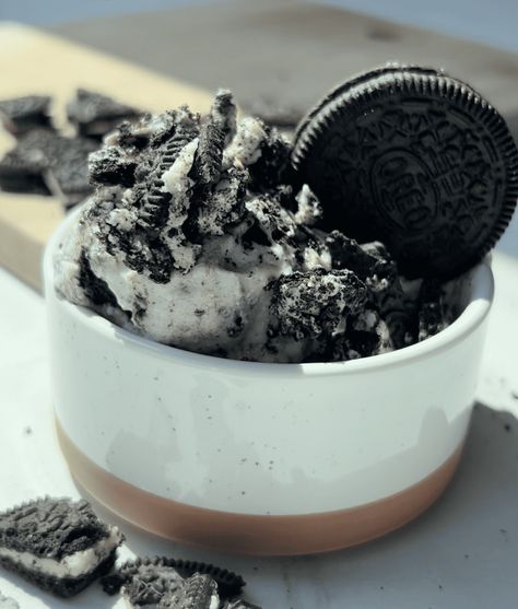 Cookies and Cream Protein Cottage Cheese Ice Cream - Fit Foodie Finds Apocalypse Meals, Diet Ice Cream, Cookies And Cream Protein, Recipes Cottage Cheese, Cottage Cheese Ice Cream, Protein Dessert Recipes, No Bake Chocolate Desserts, Protein Ice Cream Recipe, Cottage Cheese Desserts