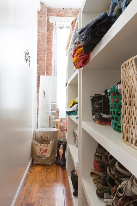 Allie created this DIY walk-in closet area by simply placing open bookshelves behind her bed. Wardrobe Behind Bed, Closet Behind Bed, Diy Walk In Closet, My Own Space, Walk In Closet Small, Closet Small Bedroom, Small Closet Space, Studio Bed, Closet Hacks Organizing