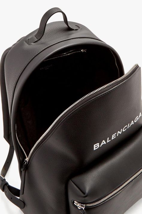 Tas Lv, Balenciaga Backpack, Demna Gvasalia, Backpack Design, My Style Bags, Luxury Backpack, Diy Backpack, Back Bag, Cute Backpacks