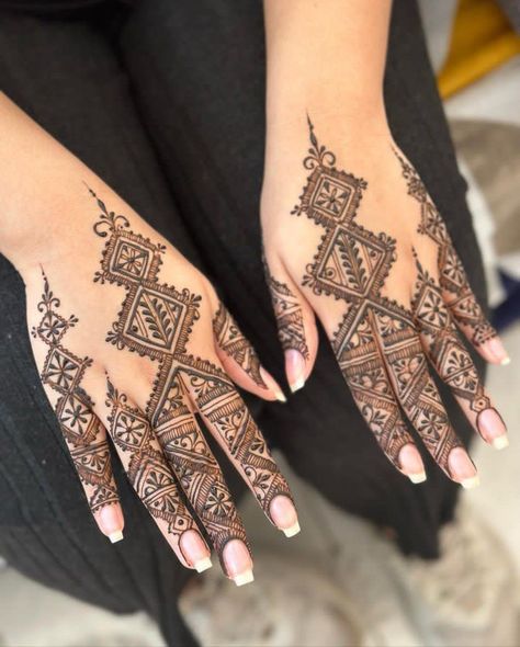 Henna Designs Hand Wedding, Moroccan Style Henna, Moroccan Mehndi Design, Moroccan Mehendi, Henna Designs Traditional, Moroccan Henna Designs, Simple Henna Designs Easy, Simple Hand Henna, Henna Crown