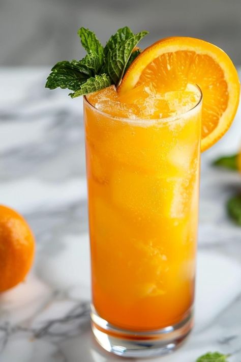 This orange crush cocktail is so light and refreshing! The blend of orange vodka, triple sec, orange juice, and lemon-lime soda is just too good! Orange Themed Cocktails, Orange Vodka Cocktails, Orange Crush Drink, Orange Crush Cocktail, Vodka Orange, Orange Juice Cocktails, Orange Juice And Vodka, Orange Punch, Orange Cocktail