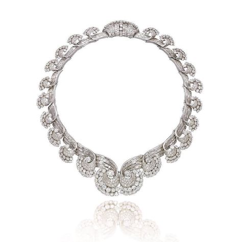 345 Me gusta, 5 comentarios - Lisa W💎FCGmA, R.M.V.,(GIA) GG (@gemmlisaw) en Instagram: "Courtesy of @christiesjewels Entirely detachable, this necklace can be worn as a tiara, bracelet or…" Antique Diamond Necklace, Bijoux Art Deco, Interesting Jewelry, Bijoux Art Nouveau, Ladies Necklace, Sweet Jewelry, Solitaire Pendant Necklace, Ear Clips, Diamond Necklaces