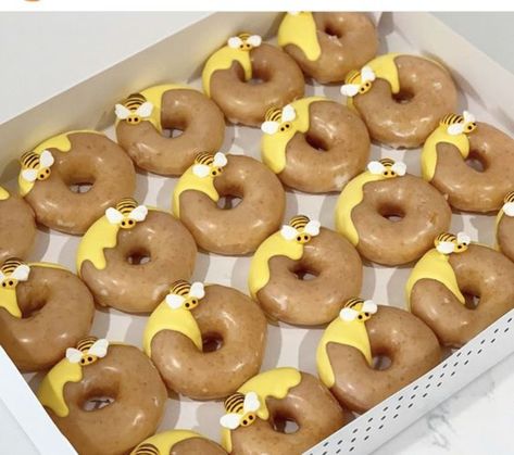 Spring Baby Shower Ideas, Donut Decorating Ideas, Honey Bee Baby Shower, Mini Torte, Bee Birthday Party, Baby Shower Theme Decorations, Bee Baby Shower Theme, Baby Reveal Party, Disney Baby Shower