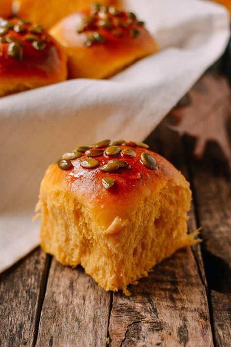 Pumpkin Dinner Rolls, Gourmet Baking, Pumpkin Foods, Western Recipes, Cooking Therapy, Small Thanksgiving, Pumpkin Dinner, Soup Beef, Savory Pumpkin