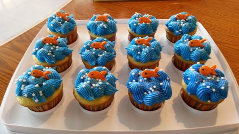 Fish Cupcakes Cupcakes I made for an adoption party. The theme was "It's O - Fish - Al" Adoption Cupcakes, Dr Seuss Cupcakes, Fish Cupcakes, Seuss Cupcakes, Design Cupcakes, Fish Cake Birthday, Fishing Theme Party, Fishing Cupcakes, Summer Cupcakes