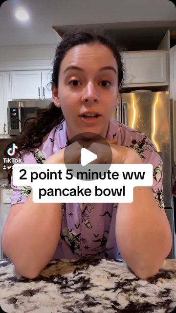 MEL | WW on Instagram: "Less than five minutes and this teo point @weightwatchers pancake bowl is a super easy breakfast option!  1/4 cup kodiak pancake mix (2 points) 1 egg 1/2 mashed banana Splash of milk or protein shake 13 dark chocolate mini lilys baking chips   #ww #weightwatchers #weightwatchersrecipe #weightwatchersrecipes #wwtips #wwtipsandtricks #wwrecipe #wwrecipess #wwmealideas #wwtiktok #weightwatcherstiktok #weightwatcherstip  #wwmeals #wwfood #wwfoodideas" Lily Chocolate Chips Recipes, Bisquick Protein Pancakes, Protein Pancakes For One, Kodiak Pancake Recipes Healthy, Kodiak Chocolate Pancake Mix Recipes, Baked Protein Pancake Bowl, Ww Breakfast Bowls, Kodiak Pancake Bowl, Pancake Bowl Recipe