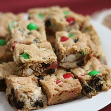 Christmas M&M Cookie Bars Cake Natal, M M Cookie Bars, Christmas Bars, Christmas Cookie Bars, Xmas Baking, Delicious Christmas Cookies, Preppy Kitchen, Holiday Chocolate, Sugar Cookie Bars