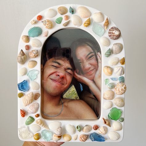 DIY cute simple seashell canvas picture frame Cool Things To Do With Seashells, Seashell Decoration Ideas, Gen Z Crafts, Diy Trendy Crafts, Sea Shell Picture Frame Diy, Shell Arts And Crafts, Beach House Gifts, Cute Picture Frames For Boyfriend, Sea Shell Crafts Diy Ideas