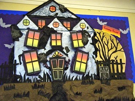 Halloween Display Case School, 3d Halloween Bulletin Board Ideas, Halloween Display Board, Scary Halloween Bulletin Boards, Halloween Bulletin Board Ideas, Halloween Classroom Door, School Library Displays, Halloween Bulletin Boards, Summer Reading Challenge