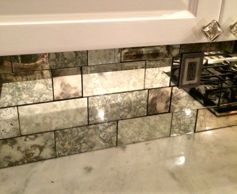 Mercury glass tile backsplash Antique Mirror Backsplash, Mirrored Subway Tile, Antique Mirror Tiles, Glass Tile Backsplash Kitchen, Trendy Kitchen Backsplash, Casa Clean, Mirror Backsplash, Glass Tile Backsplash, Glass Backsplash