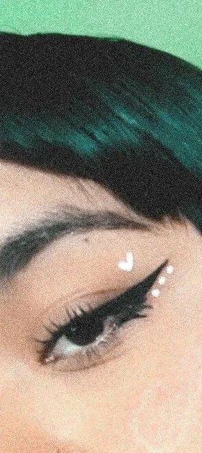 Black And White Eyeliner Looks, Heart Eyeliner, White Eyeliner Looks, Eyeliner Inspo, Doe Eye Makeup, Makeup Hacks Videos, Pride Makeup, Graphic Makeup, Graphic Eyeliner