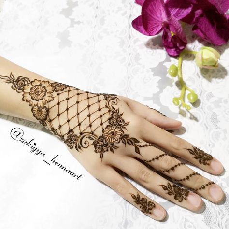 Zakiyya Elias Mansoor on Instagram: “A good heart keeps you beautiful.. Forever 💕  #henna #hennaart #hennabyzakiyya #hennapro #7enna #hennainspire #hennartist #mehndi…” Aesthetic Hina Design, Henna Fall Designs, Thouseen Henna Instagram, Good Heart, Henna Art, Hand Henna, Henna Designs, Hand Tattoos, Henna