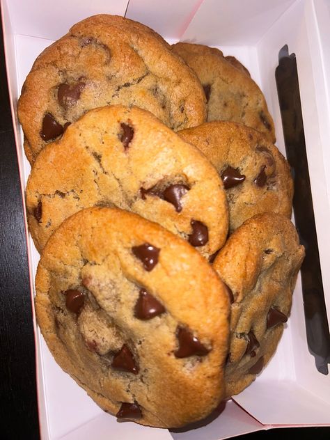 This is an order of half a dozen cookies. These cookies are so delicious, chewy, crispy on the edges and just the right amount of sweetness and chocolate chips. So delicious! Food Sweet Aesthetic, Deserts Aesthetic, Cool Foods, Got Chocolate, Cheesy Chips, Baked Good, Bake Goods, Skillet Cookie, Junk Food Snacks