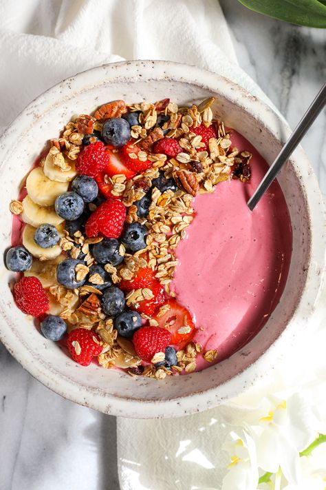 Healthy Protein Desserts, Energy In The Morning, Raspberry Smoothie Bowl, Fruit Granola, Yogurt Frozen, Raspberry Yogurt, Protein Bowls, Extra Protein, Breastfeeding Foods