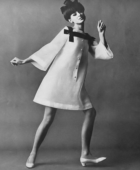 Space Age Fashion, Andre Courreges, Space Fashion, Fashion 1960s, Robes Vintage, Sixties Fashion, French Fashion Designers, Retro Mode, 1960s Fashion