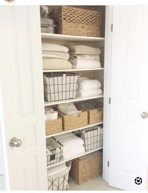 Organiser Son Dressing, Organizing Linens, Diy Bathroom Design, Organized Closet, Linen Cupboard, Bathroom Organization Diy, Linen Closet Organization, Bathroom Closet, Linen Closet