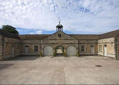 Rustic Stables, Stable Garage, Farmhouse Courtyard, 9 Bedroom House, Barn Door Diy, Stable Yard, Equestrian Design, Small Barns, Village Landscape