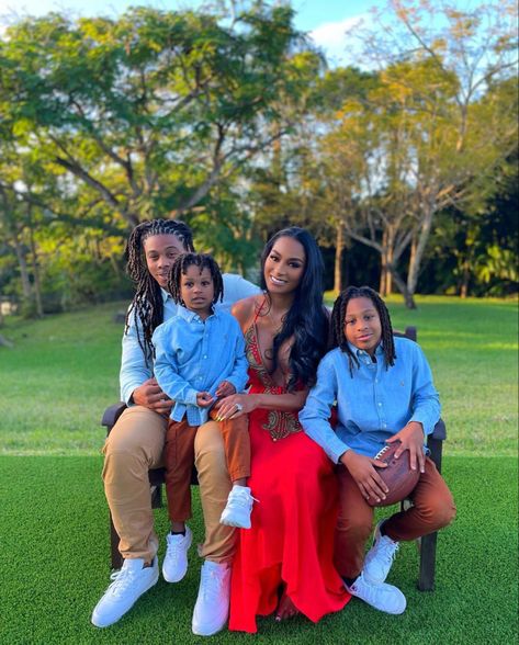 Spring Pictures Family, Easter Family Pictures, Black Celebrity Couples, Generations Photography, Fam Photos, Summer Family Pictures, Cute Family Pictures, Sassy Style, Couple Ideas