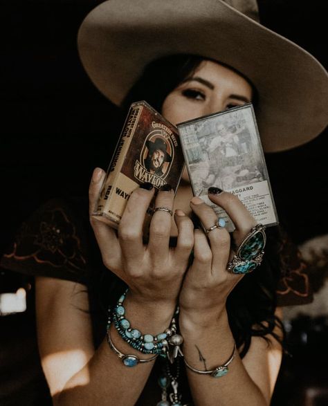 Rock N Roll Cowgirl, Rock Vibes, Cowgirl Photoshoot, Hello Darlin, Western Gothic, Foto Cowgirl, Hippie Cowgirl, Cowgirl Aesthetic, Cowgirl Style