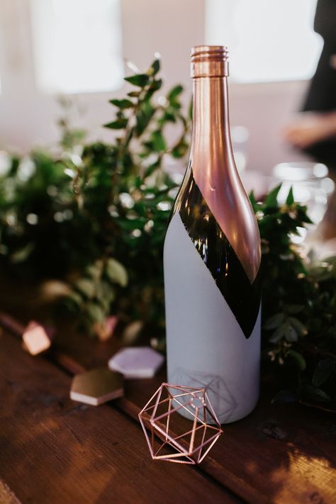 Gold Spray Painted Wine Bottles, Spray Painted Wine Bottles Wedding, Spray Paint Wine Bottles Diy, Spray Paint Wine Bottles, Wine Bottle Wedding Decor, Spray Painted Wine Bottles, Carmen Lopez, Crafts To Do At Home, Wine Bottle Centerpieces