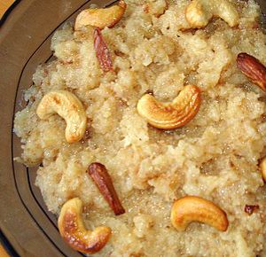 Besan Sooji ka Hulwa - Pakistani halwa made from besan (chickpea flour) and semolina. Homemade Indian Food, Menu For Cafe, Sweet Pongal Recipe, Indian Veg Food, Halva Recipe, Children Recipes, Sweet Pongal, Indian Pickles, Desserts From Around The World