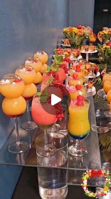 𝑳𝒆𝒔 𝑴𝒊𝒍𝒍𝒆 𝒆𝒕 𝒖𝒏 𝒇𝒓𝒖𝒊𝒕𝒔 🇲🇫 on Instagram Cocktail Table Set Up Party Ideas, Grab And Go Cocktails, Fruit Bar Ideas Parties, Bling Cakes, Drink Art, Creative Party Ideas, Amazing Food Decoration, Cocktail Dinner, Food Appetizers