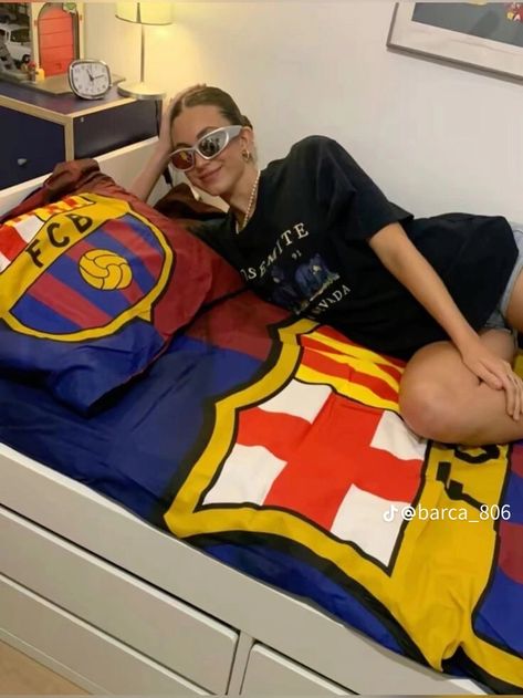 Womens Football Aesthetic, Barca Aesthetic, Fc Barcelona Aesthetic, Barca Girl, Barcelona Girl, Barcelona Aesthetic, Impossible Is Nothing, Football Wags, Long Jean Skirt