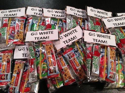 Soccer snacks Soccer Mom Snacks, Football Team Snacks, Soccer Game Snacks, Kids Sports Snacks, Basketball Snacks, Cheer Snacks, Soccer Treats, Baseball Treats, Soccer Snacks