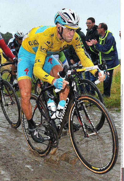 Gallery: Riders relieved to get through cobbled Tour de France stage - Race leader Vincenzo Nibali Vincenzo Nibali, Mud Puddle, Professional Cycling, Sports Center, Cycling Race, Lycra Men, Cycling Photos, Old Bikes, Cycling Art