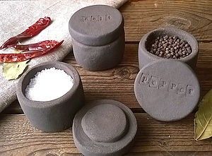 Ceramic Salt And Pepper, Pot Ceramic, Keramik Design, Slab Pottery, Hand Built Pottery, Pinch Pots, Diy Pottery, Pottery Classes, Black Clay