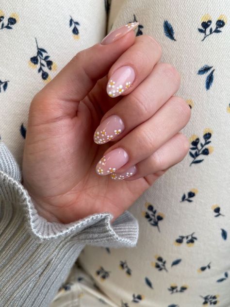 Minimal almond shape nail design with daisy flowers Short Almond Nails With Flowers, Almond Floral Nails, Daisy Nail Design, America Nails, Bunny Nails, Unicorn Nails, Daisy Nails, Almond Shape Nails, Almond Acrylic Nails