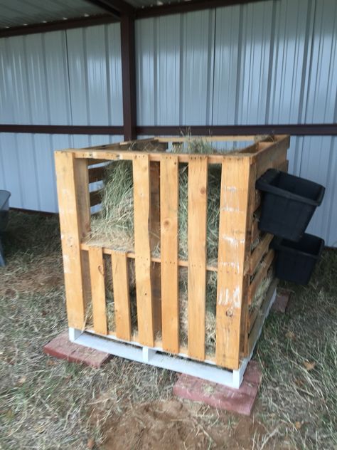 Hay and grain feeder for cows. Could be used for other Animals too. Made from pallets. Cow Hay Feeder, Diy Cow Hay Feeder, Diy Cow Feeder, Cow Feeder Ideas, Diy Goat Grain Feeder, Pallet Stalls For Goats, Diy Hay Feeder For Cows, Cow Feeder, Diy Hay Feeder