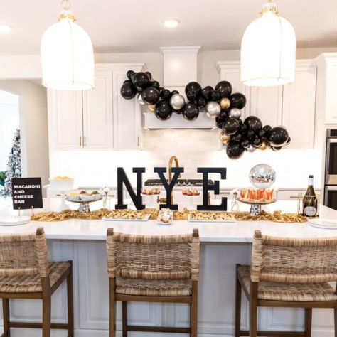 Glam Home New Year’s Eve Party That is Parent + Kid Approved New Years Eve House Party, New Year's Eve Party Themes, New Years Dinner Party, Nye Party Decorations, Decor Garden Ideas, New Years Eve Party Ideas Food, Nye Dinner, New Years Eve Party Ideas Decorations, Nye Decorations