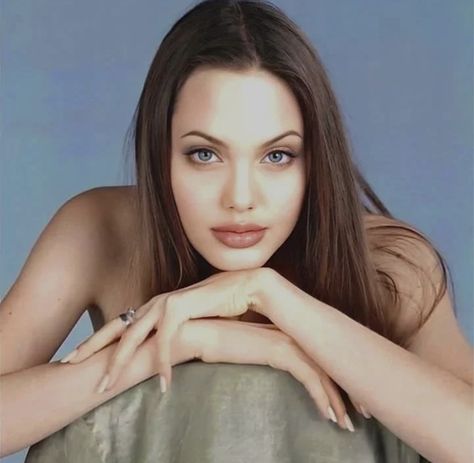 Angleina Jolie, Angelina Jolie Nose, Angelina Jolie Face, Angelina Jolie 90s, Angelina Jolie Makeup, 90s Icons, Brown Eyes Black Hair, Swag Makeup, Dark Feminine Aesthetic