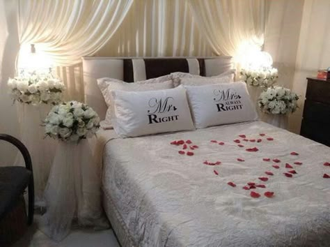 Masehri Design, Bride Bedroom Decoration, Bilik Pengantin, Honeymoon Room, Valentine Bedroom Decor, Honeymoon Rooms, Bridal Room Decor, Wedding Night Room Decorations, Valentines Bedroom