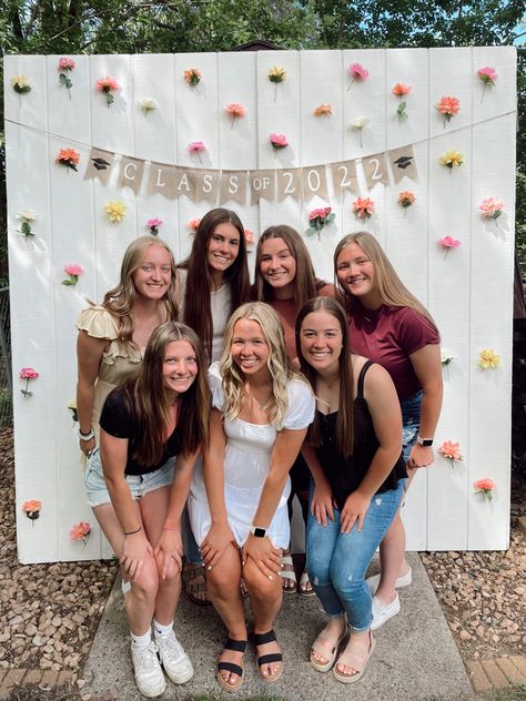 Picture Background Grad Party, Graduation Backdrop Ideas Flowers, Diy Photo Backdrop Graduation, Graduation Party Photo Wall, Photo Wall Grad Party, Grad Party Set Up, Grad Parties Decorations, Photo Backdrop Graduation Party, Grad Party Pictures