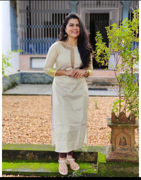 Kerala Style Churidar Designs, Mathuramvepu Dress, Onam Churidar Models, Onam Dress Ideas Kurti, Onam Kurta For Women, Onam Outfits Ideas Churidar, Kerala Traditional Dress For Women, Kerala Kasavu Churidar Designs, Kerala Churidar Models