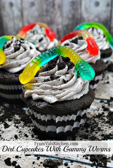 Dirt Cupcakes With Gummy Worms Recipe - From Val's Kitchen Gummy Worms Recipe, Chocolate Dirt Cake, Cupcake Ingredients, Dirt Cupcakes, Grass Planting, Oreo Dirt Cake, Crafts Kindergarten, Dirt Cake Recipes, Spring Baking