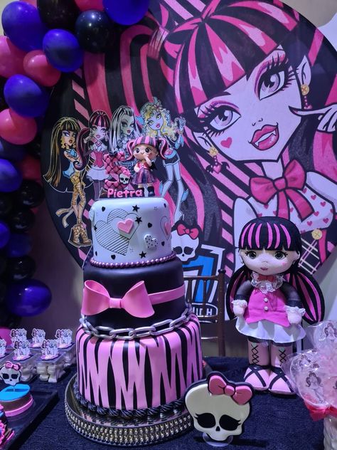 Festa de 5 anos da Pietra com um lindo topo personalizado com as características dela e roupas que ela usou na festa. Monster High, Cake Designs, Birthday Party Decorations, Wedding Cakes, Party Decorations, Birthday Party, Birthday, Quick Saves