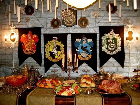 Easy Dinner Party Themes That You And Your Guests Will Adore Harry Potter Feast, Harry Potter Motto Party, Harry Potter Weihnachten, Harry Potter Halloween Decorations, Baby Harry Potter, Harry Potter Banner, Harry Potter Party Decorations, Hogwarts Party, Harry Potter Halloween Party