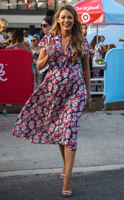 Feminine V-neck Maternity Dress For Summer, Pregnant Celebrities Fashion, Blake Lively Maternity Style, Pregnancy Hair, Blake Lively Pregnant Style, Pregnancy Hairstyles, Estilo Gossip Girl, Blake And Ryan, Blake Lively Pregnant 2022