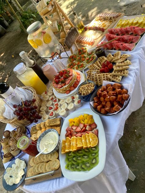 Este brunch tiene waffles, frutas, pudin, jugo de naraja,cold brew,tabla de quesos Waffle Bar Party, Birthday Brunch Aesthetic, Fruit And Waffle Charcuterie Board, Brunch Set Up, Waffle Bar, Pool Birthday, Birthday Brunch, Pool Birthday Party, Food Goals