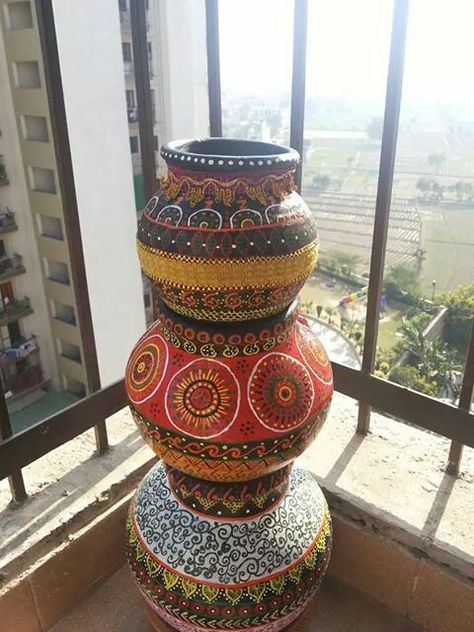 Pot painting Mandala Art On Matki, Miniature Pot Painting, Flower Pot Handmade, Rajasthani Pot Painting, Pot Painting Indian, Matki Painting Ideas Creative, Mud Pot Painting Ideas Indian, Matka Decoration Pots Painting, Earthen Pot Painting Ideas