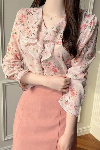 Floral Blouse Outfit, Blus Sifon, Floral Blouse Designs, Korean Blouse, Floral Chiffon Blouse, Women Blouses Fashion, Pattern Dress Women, Fashion Top Outfits, Modest Dresses Casual