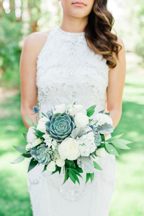 Bouquet Succulent, Winter Wedding Color Palette, Modern Wedding Bouquets, Hydrangea Bouquet Wedding, Succulent Bouquet Wedding, Cascading Wedding Bouquets, Wedding Ceremony Ideas, Winter Wedding Bouquet, Garden Weddings Ceremony