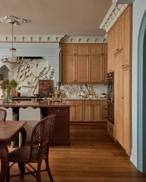 Kitchen Island With Sink, 90s Home, Oak Kitchen Cabinets, Timeless Kitchen, Kitchen Design Trends, Oak Kitchen, Classic Kitchens, Stunning Kitchens, Open Concept Kitchen